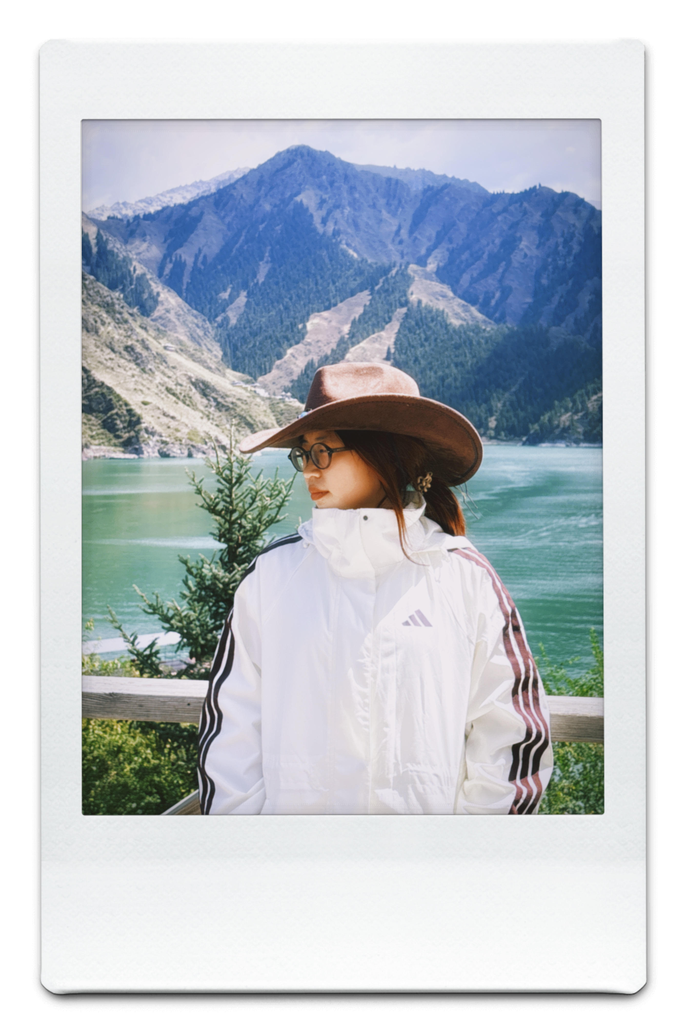个人照片：湖畔与远山